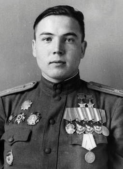 Первый человек, получивший две звезды Героя Советского Союза в один день. Какие подвиги он совершил?