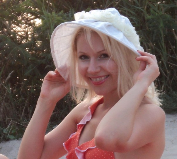 Дамы в шляпках и купальниках