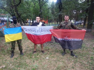 Поляк, устроивший скандал на ТВЦ, просит прощения, одновременно оскверняя  цвета Российского флага