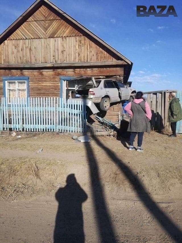 В пригороде Улан-Удэ автомобиль врезался в дом.