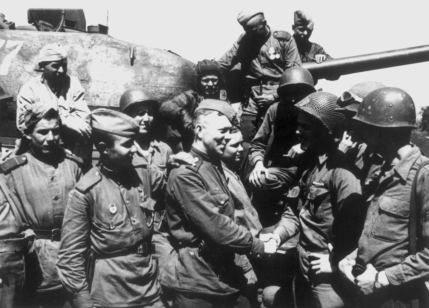 Советские и американские солдаты в Берлине