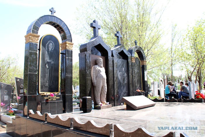 востряковское кладбище могилы цыганских баронов. цыганская могила. богатые цыганские могилы. могилы цыганских баронов. похороны цыганского барона.