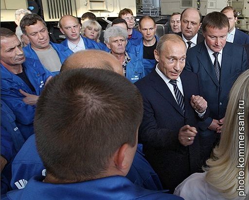 Рабочий "побрил" премьера на часы