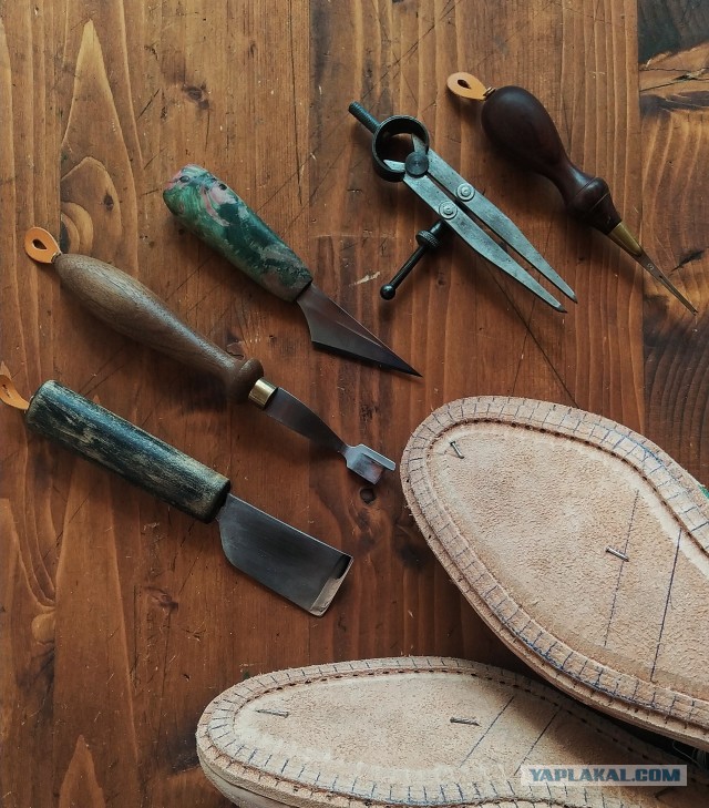 А не сшить ли нам ботинки?