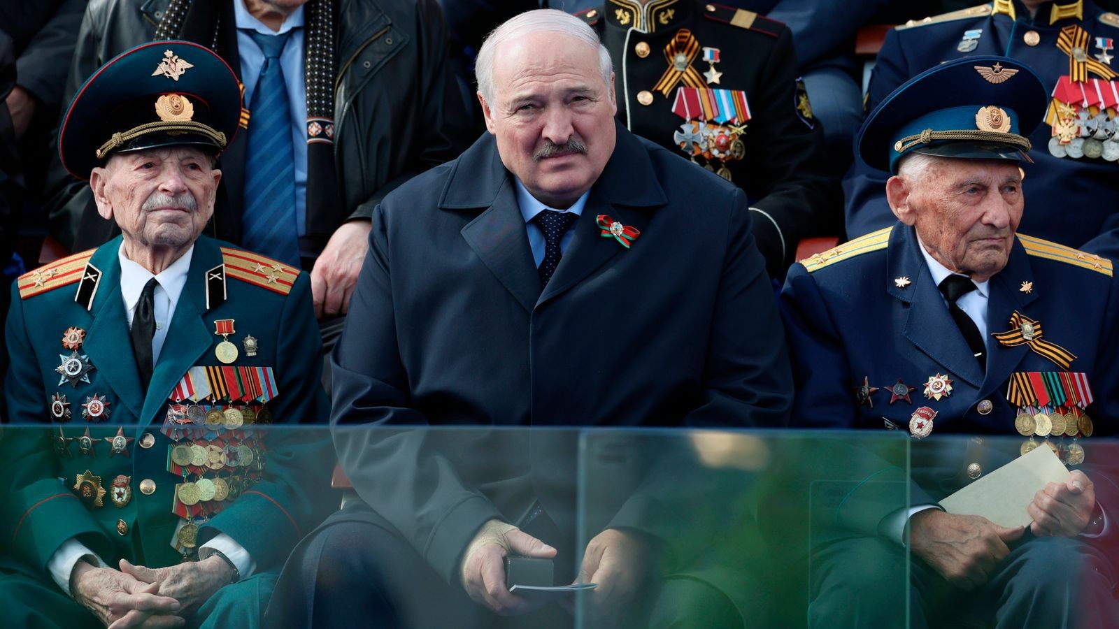 лукашенко хочет усидеть на двух стульях