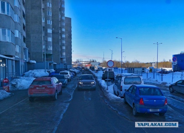 Две дамы не смогли определиться кто кого должен пропустить в узком проезде.