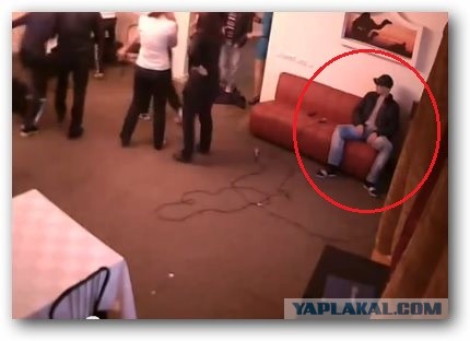 Черные брюнеты лупят девушек и парней