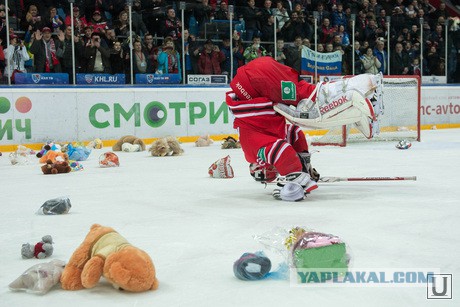 Фаны «Ден Хаага» забросали детей игрушками во время матча