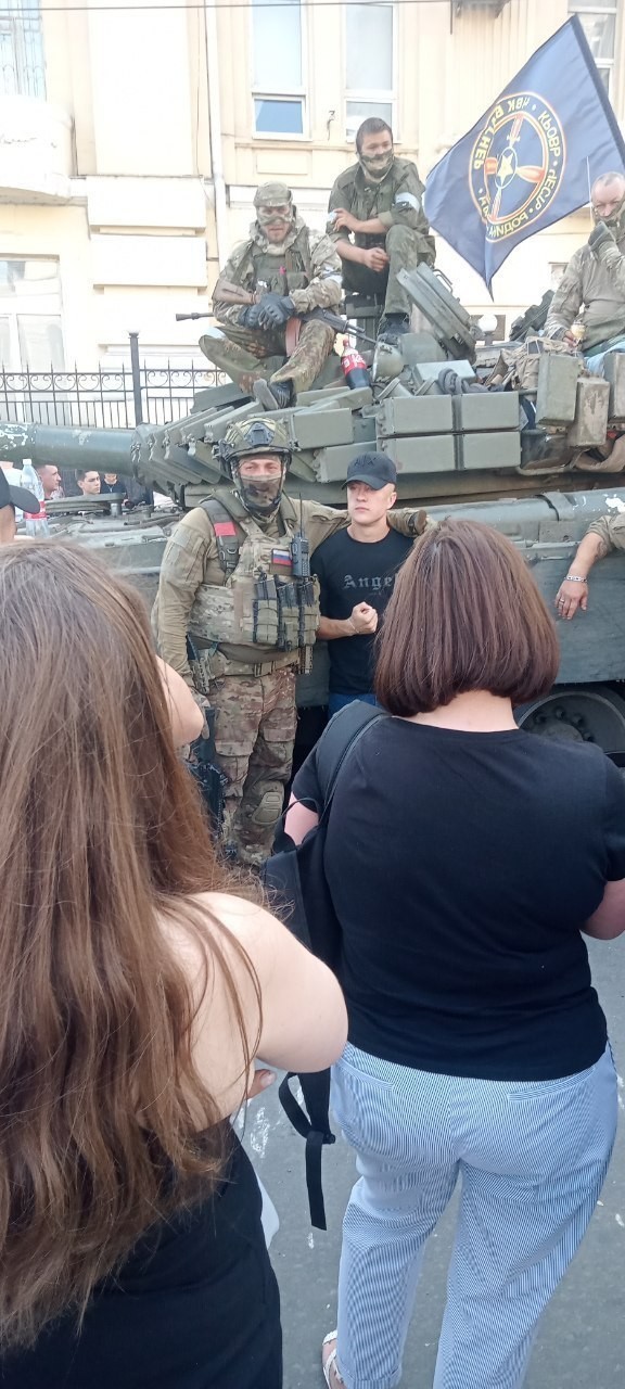 "Ахматовцы" заезжают в Ростов-на-Дону с двух сторон. "Вагнеровцы" просят мирное население ради собственной безопасности покинуть центр города.