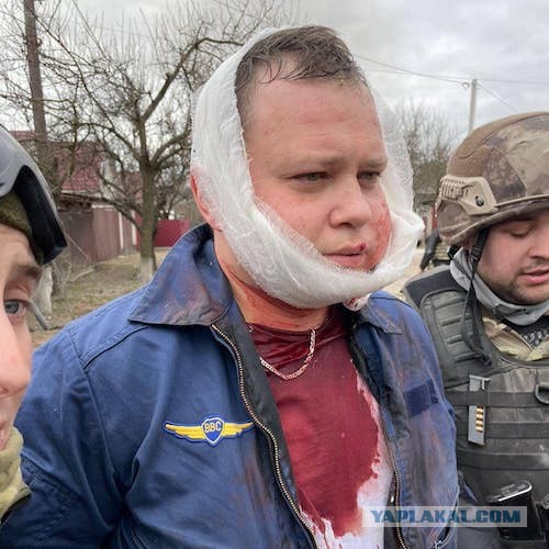 Один из террористов ХАМАС ведёт огонь из РПГ по гражданскому автомобилю во время нападения 7 октября