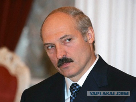 Лукашенко, который смотрит на разные вещи