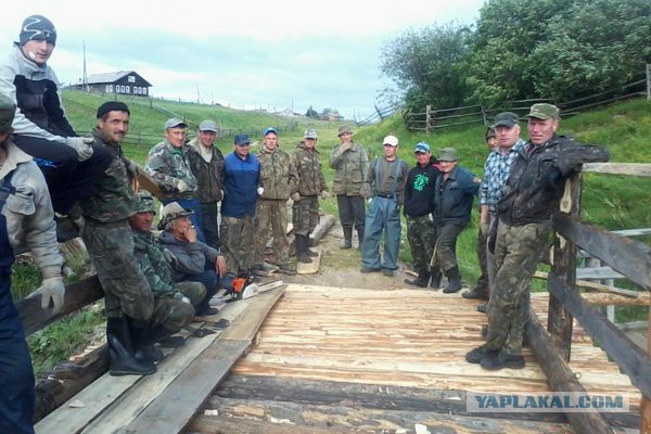 Люди хотят сделать мост между двумя сёлами...