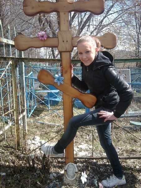 Малолетние дуры устроили фотосессию на кладбище