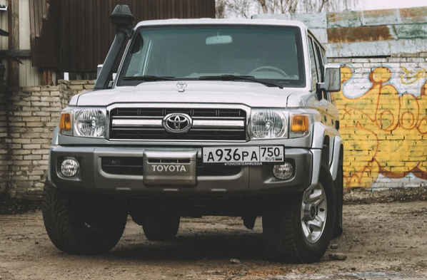 Легендарный, железный и ламповый Land Cruiser 76