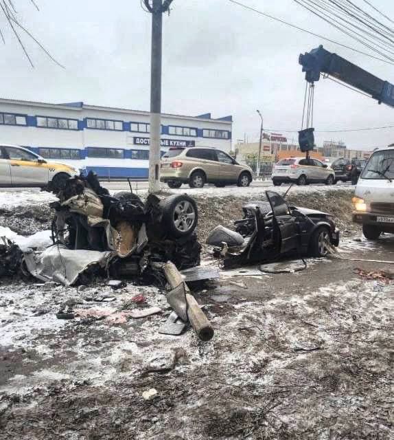 В Подмосковье BMW разорвало напополам при сильном ударе об столб