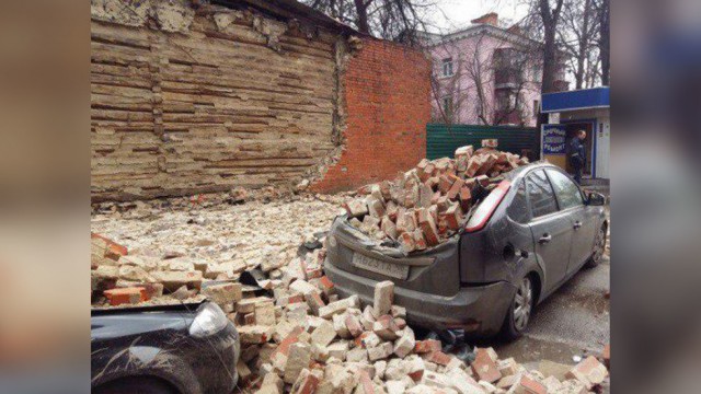 Ветеран ВОВ осталась должна полмиллиона рублей из-за обвалившейся стены её дома