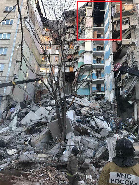 В Магнитогорске в результате взрыва газа обрушился подъезд дома