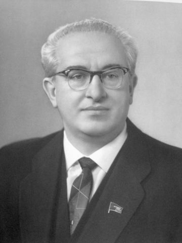 Рабочие завода, куда Рогозин летал за 6 млн, вышли на митинг, требуя повышения зарплат