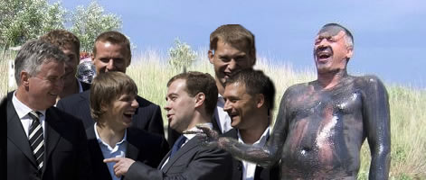 Фотожаба: Пляжники у нефтяного танкера