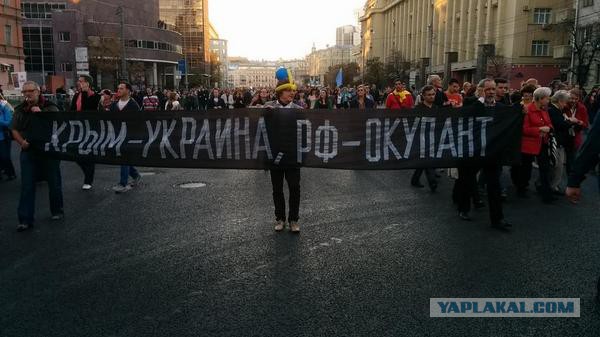Москвичи встречают марш мира флагами ДНР И ЛНР