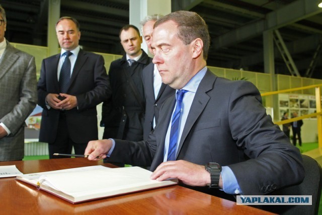 Нестандартные часы Медведева