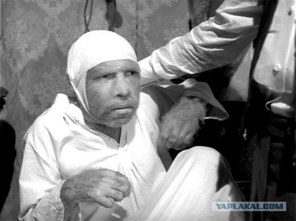 Украинские националисты снесли памятник генералу Ватутину