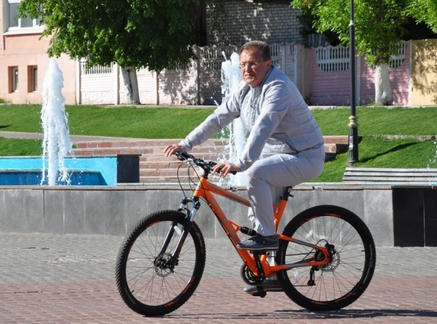 Кличко приехал на инаугурацию Зеленского на велосипеде
