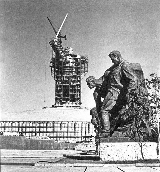Родина-мать в лесах