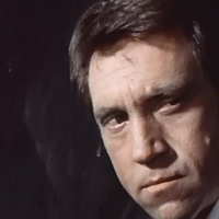 Недовольная яжыдевушка, что дверь не открыли в такси