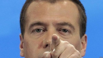 Над  ̶к̶е̶м̶ чем смеётся Медведев?