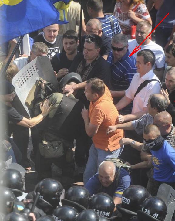 Митингующие в Киеве штурмуют здание Рады