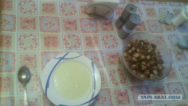 Суп-пюре картофельный с гренками.