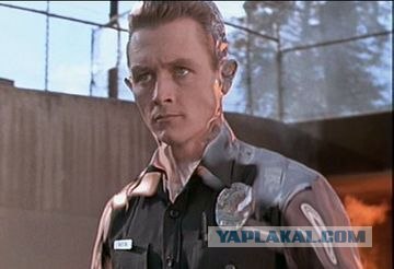 Обувший бездомного полицейский стал героем Сети