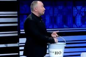 «Не можешь повлиять на события — забей»: в Екатеринбурге 100 танцоров выстроились на льду в надпись «по**й, пляшем»