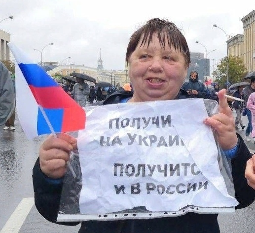 Преступник в маске ударил девушку