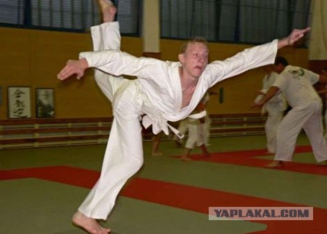 Опаааааасный парень в спортзале.