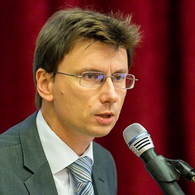 Школьным учителям ни в коем случае нельзя повышать зарплату, чтобы они работали не ради денег — министр образования Оренбургской области Пахомов