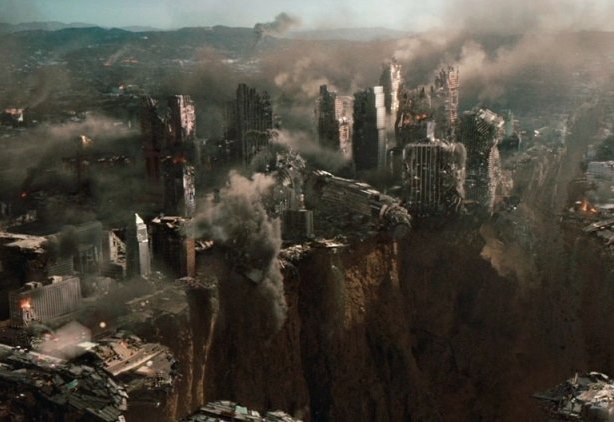 Огромная дыра появилась на месте проезжей части в Шанхае
