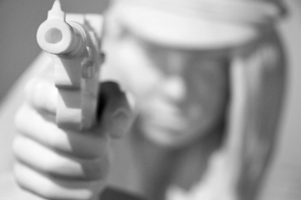 Обнаженные девушки с оружием в руках 16+