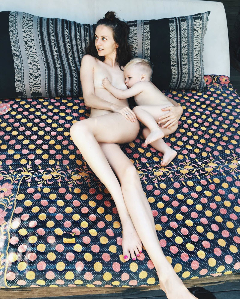 Маленький сын и мама голые 