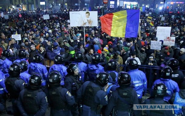 В Румынии 250 тысяч человек вышли на демонстрации против снятия обвинений с коррупционных чиновников