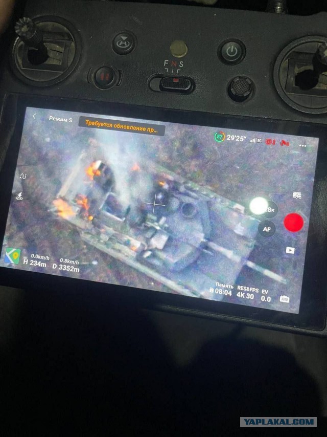 Т-72-Б3 получил повреждения после наезда на две танковые мины и хоть бы что, только лапти слетели