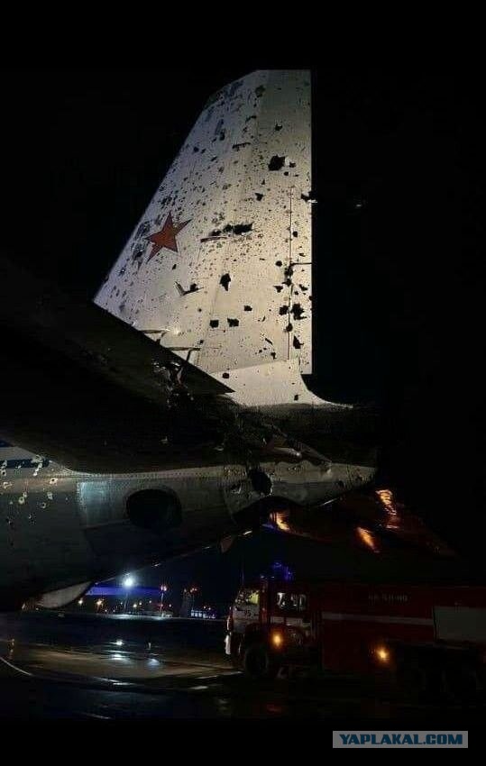 Появилось видео, снятое пассажирами самолета после взрыва неподалеку от самолета.