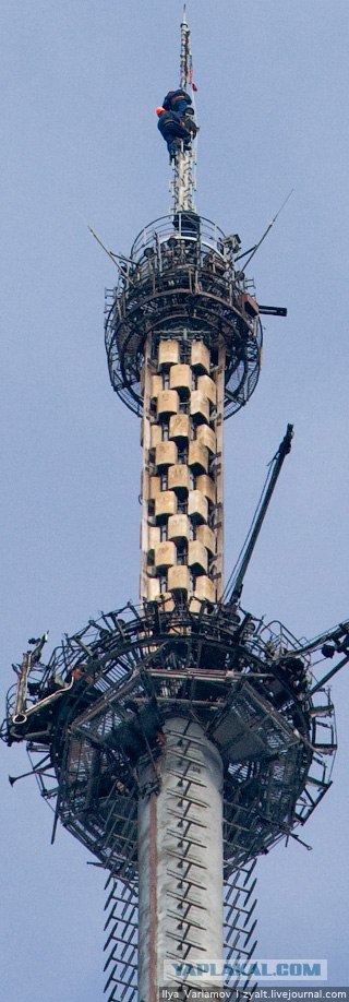 Поднятие флага на Останкинскую башню