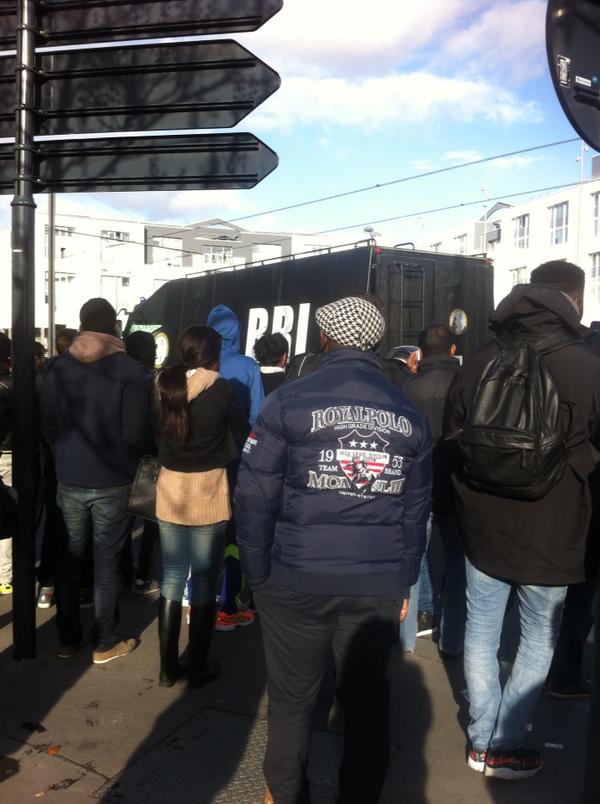 В здании почты под Парижем захвачены заложники