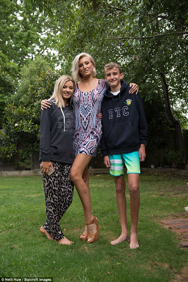 Мать двоих детей заявила, что является обладательницей самых длинных ног в мире