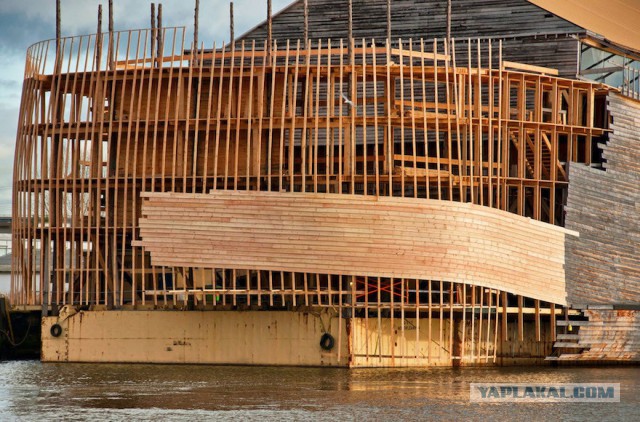 Плотник-любитель построил точную копию Ноева ковчега и плывёт на нём в Израиль