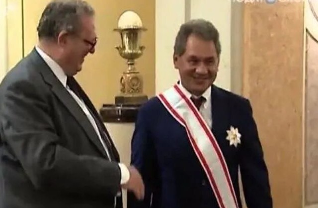 Нет, ребята, я не гордый.Не загадывая вдаль,Так скажу: не надо орденЯ согласен на медаль.