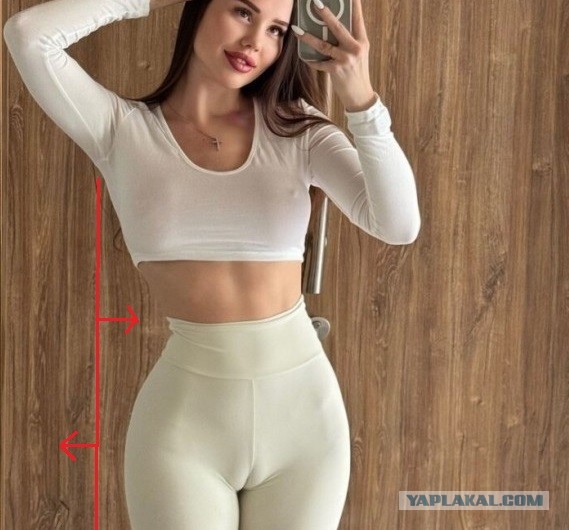 Последняя мода для селфи - спортивный костюм на голое тело