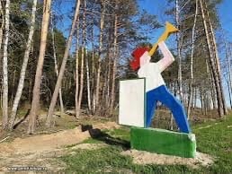 Детишки в лагере "Орлёнок" повыбивали двери и окна, разбили раковины, разбросали матрасы и уничтожили москитные сетки.